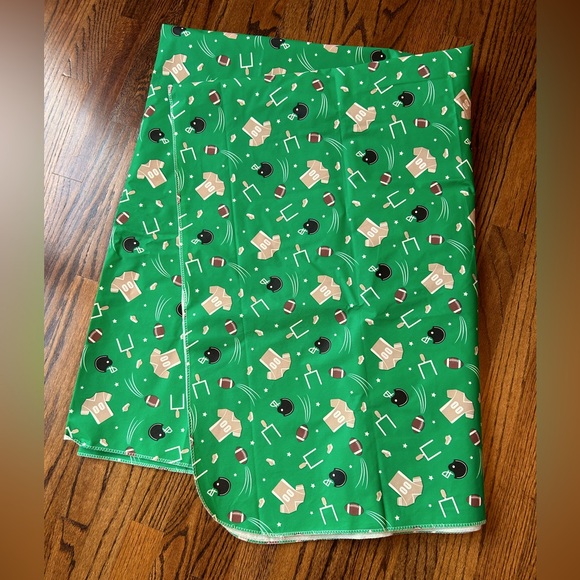 Football-themed Tablecloth 🏈 - Picture 1 of 4